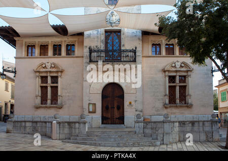 ALCUDIA, MALLORCA, SPANIEN - Oktober 2nd, 2018: Historische Rathaus Gebäude in der Altstadt von Alcudia Stockfoto