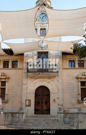 ALCUDIA, MALLORCA, SPANIEN - Oktober 2nd, 2018: Historische Rathaus Gebäude in der Altstadt von Alcudia Stockfoto