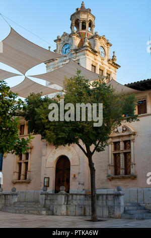 ALCUDIA, MALLORCA, SPANIEN - Oktober 2nd, 2018: Historische Rathaus Gebäude in der Altstadt von Alcudia Stockfoto