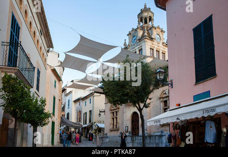 ALCUDIA, MALLORCA, SPANIEN - Oktober 2., 2018: die Menschen genießen Sie Shopping und shightseeing in der Altstadt von Alcudia Stockfoto