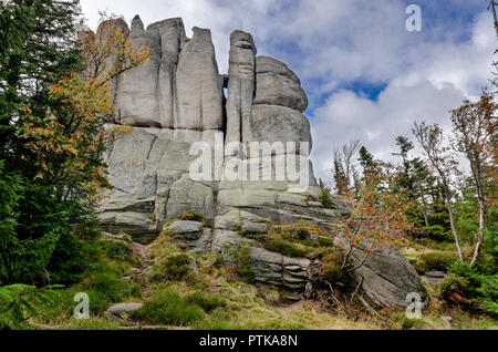 Pielgrzymy (ger. Dreisteine) Felsformation, Riesengebirge (Riesen Berge). Polen, Niederschlesien Provinz. Stockfoto