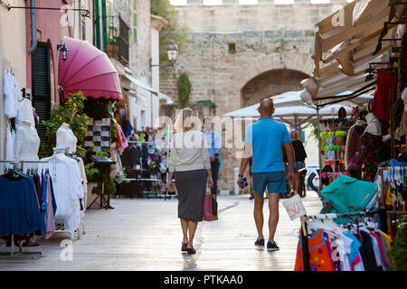 ALCUDIA, MALLORCA, SPANIEN - Oktober 2., 2018: die Menschen genießen Sie Shopping und shightseeing in der Altstadt von Alcudia Stockfoto