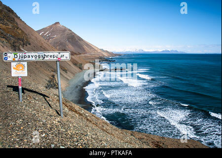 Djupavogshreppur, Ostküste Islands. Schöne Aussicht entlang der atlantischen Küste, Landschaft und Lage Wegweiser. Stockfoto