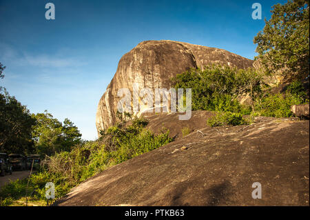 Yala National Park, Sri Lanka. Jungle Szene, großen felsigen Hügel, Buschland, deep blue sky Stockfoto