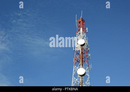 Fernmeldeturm mit schönen Himmelshintergrund Stockfoto