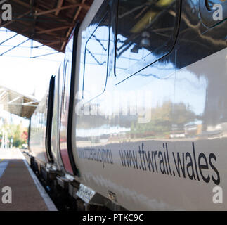 Transport für Wales TfW livery Marke Lackierung Detail auf Alstom Class 175 in Chester Bahnhof Bahnhof CTR Soft Focus in die Ferne. Stockfoto