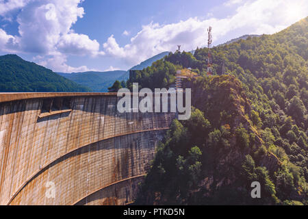 Sommer Landschaft des Vidraru Dam und Lake glühende im Sonnenlicht. Vidraru Dam, Rumänien. Karpaten, Fagaras Kamm. Stockfoto