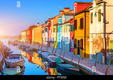 Wäsche aufhängen aus der typischen Häuser der Insel Burano, Venedig, Italien. Bunten Gebäuden und Wäsche trocknen auf der Straße in Burano, Venedig, Ital Stockfoto