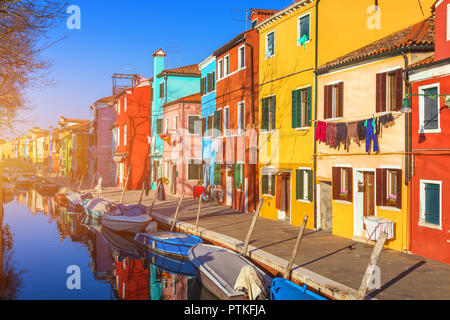 Wäsche aufhängen aus der typischen Häuser der Insel Burano, Venedig, Italien. Bunten Gebäuden und Wäsche trocknen auf der Straße in Burano, Venedig, Ital Stockfoto