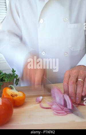 Koch eine frische Zwiebel auf einem Schneidebrett, USA Stockfoto