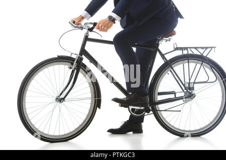 Zugeschnittenes Bild des Geschäftsmannes sitzen auf dem Fahrrad auf weißem Hintergrund Stockfoto