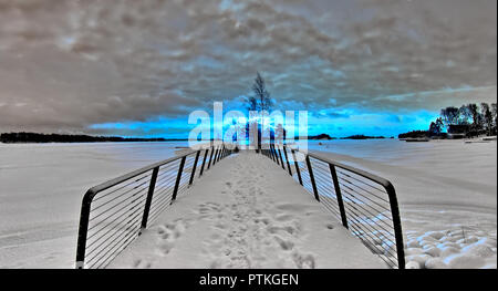 HDR Landschaft Foto der kleinen Brücke auf gefrorene Meer. Roten und Blauen Kanäle vertauscht Stockfoto