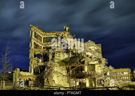 Apokalyptische Foto eines stark beschädigten Beton Bürogebäude. Nur zwei Wände mit kaputten Fenstern noch. Stockfoto