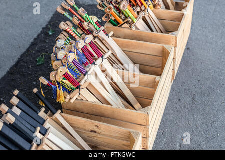 Haufen von vielen Holzspielzeug mittelalterlichen Schwerter in Boxen in Souvenir shop. Dekorative, handgefertigte Kinder Waffe. Stockfoto