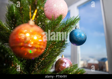 Neues Jahr Baum in der Nähe eines Fensters am Vorabend von Weihnachten im Winter Tag Stockfoto