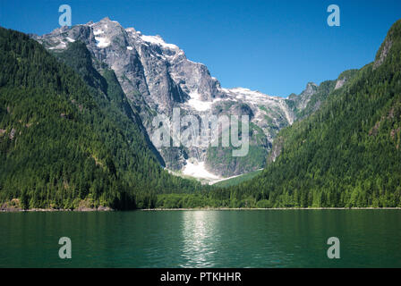 Ganzjähriger Schneefall in der Glacier Bay am Stave Lake in Mission, British Columbia, Kanada Stockfoto