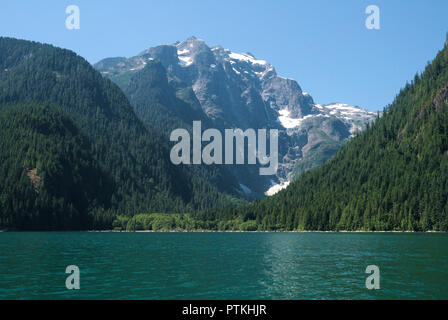 Ganzjähriger Schneefall in der Glacier Bay am Stave Lake in Mission, British Columbia, Kanada Stockfoto