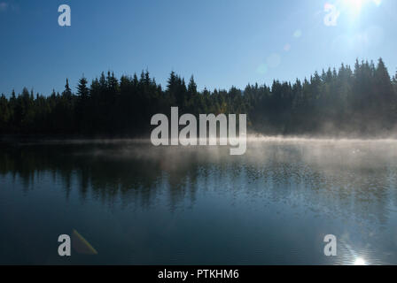 Die Wärme des Sonnennebels am Stave Lake in Mission, British Columbia, Kanada Stockfoto