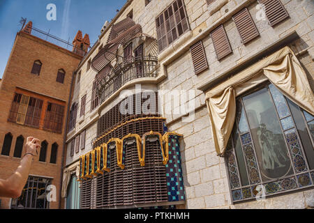 Der Palau Güell ist ein einzigartiges Herrenhaus gestaltet von dem katalanischen Architekten Antoni Gaudi. Barcelona, Spanien, Europa Stockfoto