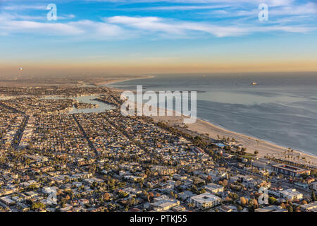 Am späten Nachmittag Blick von Long Beach, Kalifornien mit Seal Beach im Hintergrund. Stockfoto