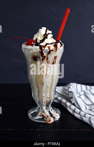 Milchshake mit einer Kirsche auf der Oberseite Stockfoto