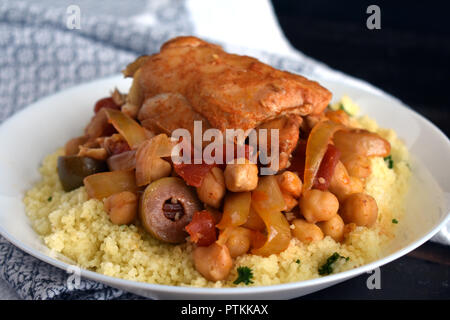 Marokkanisches Huhn Eintopf mit Kichererbsen und Couscous Stockfoto