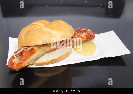 Bratwurst im Brötchen mit Senf Stockfoto