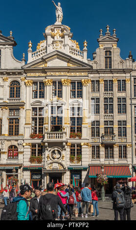 Brüssel, Belgien - 26. September 2018: Die weiß-grauen Fassade mit hohen Statuen und Terrasse vor dem La Chaloupe d'Or, die Gulden Boot, Bar und Resta Stockfoto