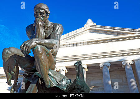 Ein Rodin - überwachte Bronze und grüne Patina Besetzung der Denker, 1970 bombardiert wurde, steht immer noch außerhalb des Cleveland Museum der kunst in Cleveland, Ohio. Stockfoto