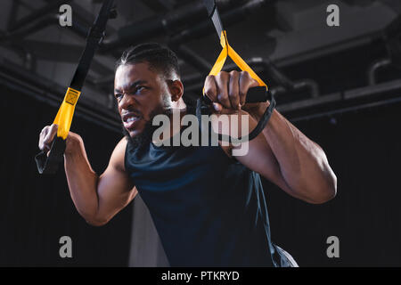 Low Angle View muskulöse afrikanische amerikanische Sportler Training mit Fitness Bänder Stockfoto