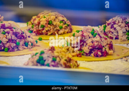 Vorbereiten der berühmten Cornish Pasties in eine Pastete Bäckerei Stockfoto