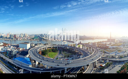 Schöne Nanpu Brücke, den Fluss Huangpu, Shanghai, China. Stockfoto