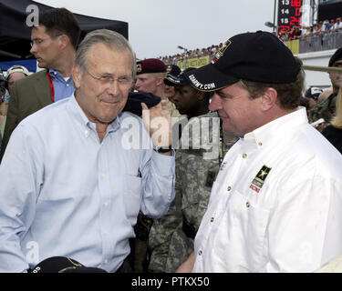 Verteidigungsminister Donald Rumsfeld Gespräche mit Armee sponcered Fahrer Joe Nemechek in den Garagen vor der Ausführung der NASCAR Pepsi 400 in Daytona International Speedway in Daytona Beach, Florida, am 2. Juli 2005. Stockfoto