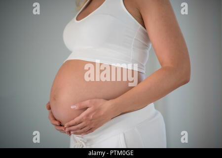 Frau neun Monate schwanger, Deutschland Stockfoto