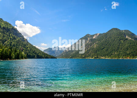 Lakee Plansee, Blick von Ost Küste, Ufer, türkisfarbenes Wasser, See, Berge, Tiroler Alpen, Reutte, Tirol Stockfoto