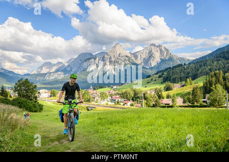 Radfahrer auf Bike Tour mit dem Mountainbike, auf dem Radweg Via Claudia Augusta, in der Rückseite Ehrwalder Sonnenspitze Stockfoto