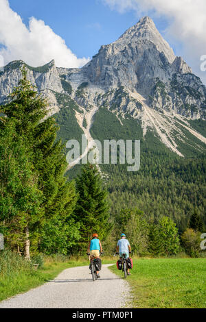 Zwei Mountainbiker, auf dem Radweg Via Claudia Augusta, Alpenüberquerung, an der Rückseite Sonnenspitze, Berglandschaft Stockfoto