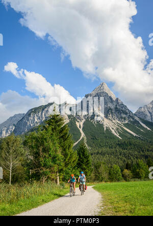 Zwei Mountainbiker, auf dem Radweg Via Claudia Augusta, Alpenüberquerung, an der Rückseite Sonnenspitze, Berglandschaft Stockfoto