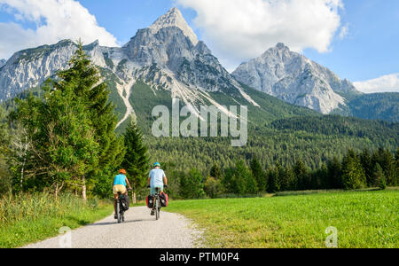 Zwei Mountainbiker, auf dem Radweg Via Claudia Augusta, Alpenüberquerung, an der Rückseite Sonnenspitze, Berglandschaft Stockfoto