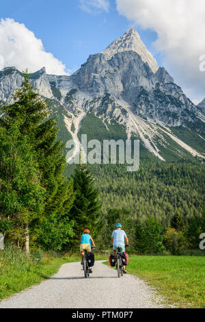 Zwei Mountainbiker, auf dem Radweg Via Claudia Augusta, Alpenüberquerung, an der Rückseite Sonnenspitze, Berglandschaft Stockfoto