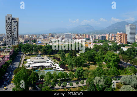 Blick auf die Stadt, Stadtzentrum mit Rinia-Park, Skanderbeg Platz, Blick vom Sky Tower, im Rücken die Berge, Tirana, Albanien Stockfoto