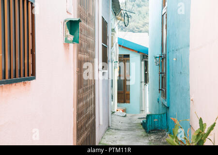 Buntes Haus und alte Straße an Gamcheon Kultur Dorf in Busan, Korea Stockfoto