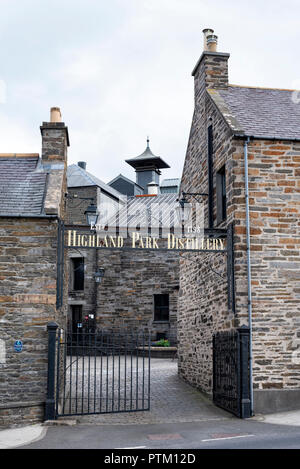Eingang zum Whisky Distillery Highland Park, Kirkwall, Festland, Orkney Inseln, Schottland, Großbritannien Stockfoto