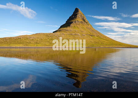 Mount Kirkjufell mit Wasser Reflexion im Fjord Grundarfjördur, Snaefellsnes, West Island, Island Stockfoto