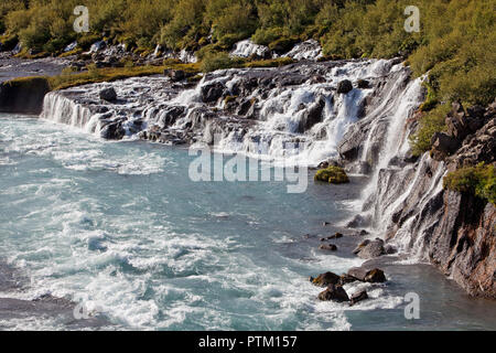 Wasserfall Hraunfossar mit den blauen Fluss Hvitá, West Island, Island Stockfoto