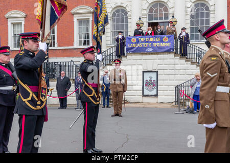 Freitag, 5. Oktober, die 1 Bataillon des Herzogs von Lancaster's Regiment ausgeübt ihr Recht als Ehrenbürgern der Gemeinde durch die Parade durch die Kriegführenden Stockfoto