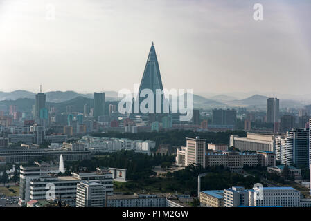 Blick auf das Ryugyong Hotel und Pjöngjang Stadt aus der Juche Tower in Nordkorea. Stockfoto