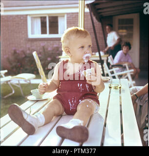 Vintage Foto der 1950er Jahre Baby in einem vorstädtischen Hinterhof in Amerika Stockfoto