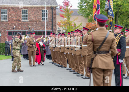 Freitag, 5. Oktober, die 1 Bataillon des Herzogs von Lancaster's Regiment ausgeübt ihr Recht als Ehrenbürgern der Gemeinde durch die Parade durch die Kriegführenden Stockfoto