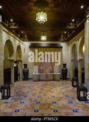 ESSAOUIRA, MAROKKO - ca. Mai 2018: Eingang und Lobby des Riad Mimouna in Essaouria, Marokko. Dies ist ein Oceanside Riad und sehr beliebten touristischen Stockfoto